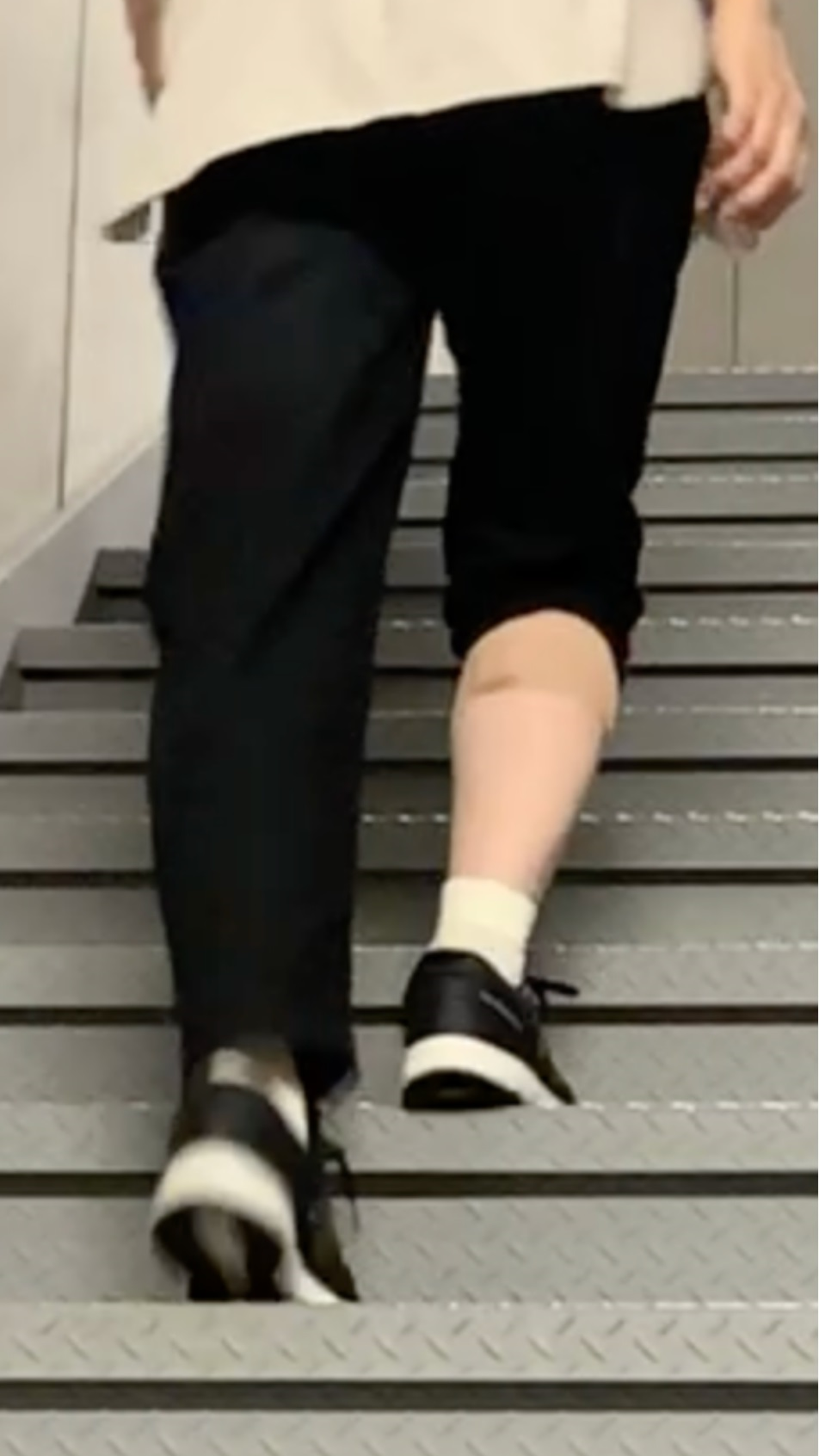 階段昇降 (腓腹筋内側頭）